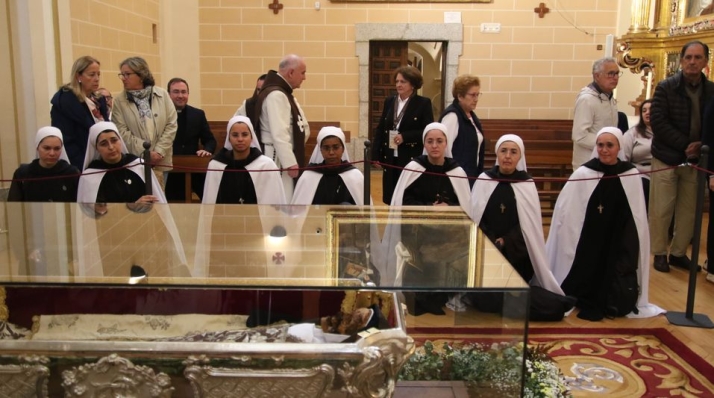 La fe tangible: M&aacute;s all&aacute; del morbo en la veneraci&oacute;n a Santa Teresa | Imagen 2
