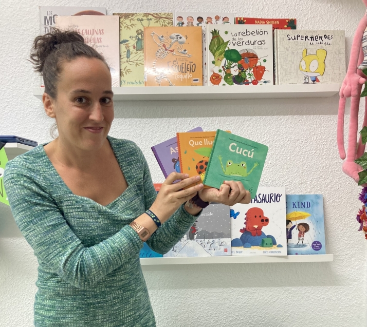 Leo, r&iacute;o y canto &iexcl;con un libro en la mano! | Imagen 2