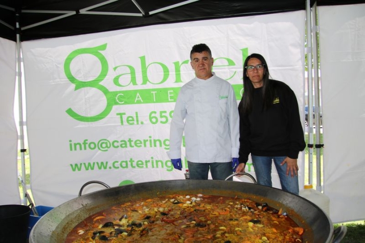 Catering Gabriel reúne a 200 vecinos en torno a una gran paella en Torrejón de Alba | Imagen 1