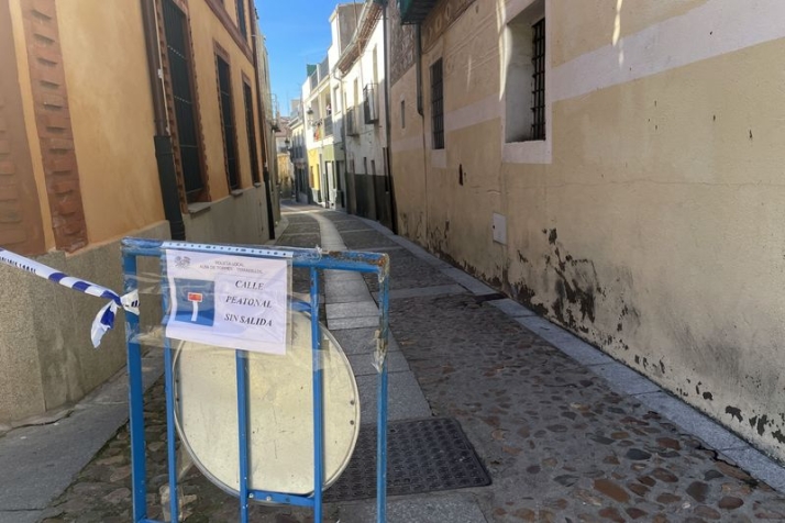 Una casa en estado de ruina obliga a cerrar la calle Manterola | Imagen 1