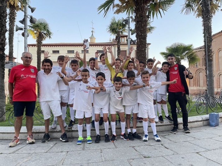 El equipo benjamín del Alba de Tormes CF recibe su trofeo de campeón | Imagen 1