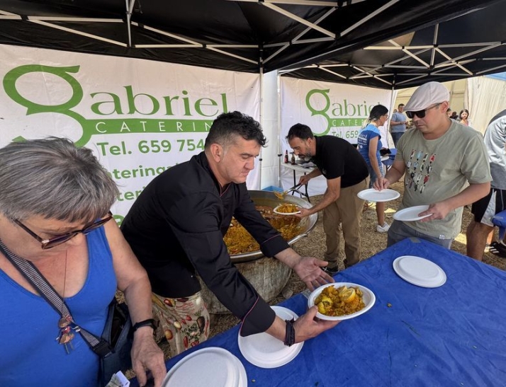 La paella popular re&uacute;ne a 150 personas en Palomares de Alba | Imagen 1