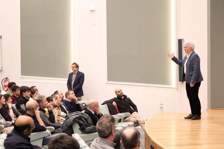 La Nobel de F&iacute;sica, Anne L'Huillier, disfruta de la ciencia en su visita a la Universidad de Salamanca | Imagen 1