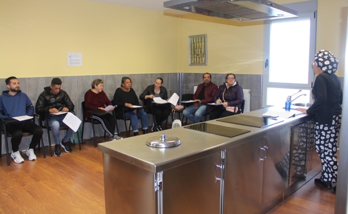 Los 12 participantes en el Itinerario de C&aacute;ritas inician su formaci&oacute;n en cocina | Imagen 1