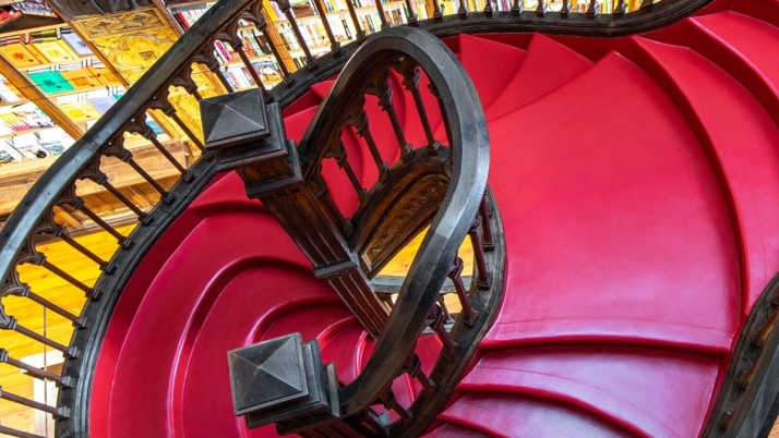 La "librer&iacute;a m&aacute;s bonita del mundo" liga para siempre su nombre a Oporto en su 120 aniversario | Imagen 1