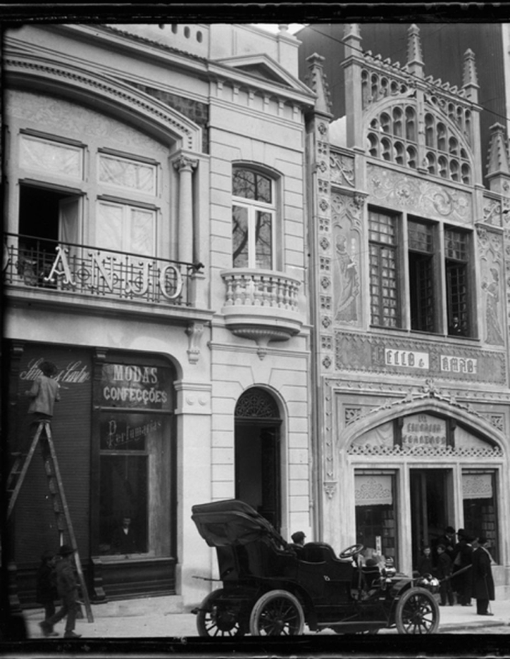 La "librer&iacute;a m&aacute;s bonita del mundo" liga para siempre su nombre a Oporto en su 120 aniversario | Imagen 2