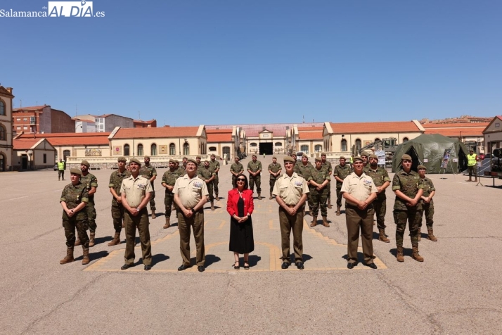 GALER&Iacute;A DE FOTOS | Margarita Robles condecora en Salamanca a los 'h&eacute;roes' del REI 11 por su labor en la DANA de Valencia: "No pararon ni un momento" | Imagen 1
