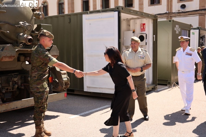 GALER&Iacute;A DE FOTOS | Margarita Robles condecora en Salamanca a los 'h&eacute;roes' del REI 11 por su labor en la DANA de Valencia: "No pararon ni un momento" | Imagen 2