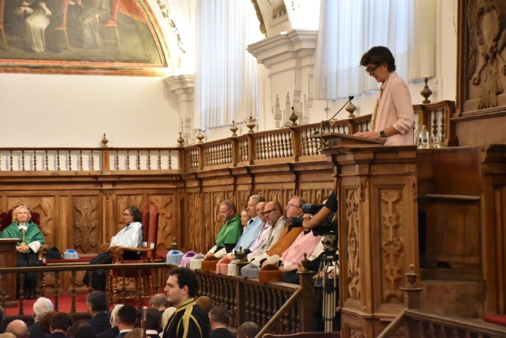 FOTOS | María San Gil recibe la Medalla de Oro de la UPSA: "Estudiar el mundo clásico, el latín y el griego nos forja como personas" | Imagen 1