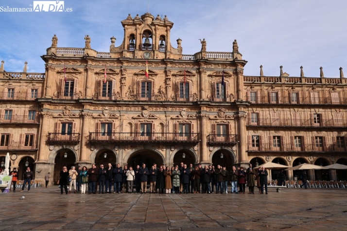 Minutos de silencio en Salamanca en memoria de los fallecidos en la cat&aacute;strofe ferroviaria de C&oacute;rdoba | Imagen 3
