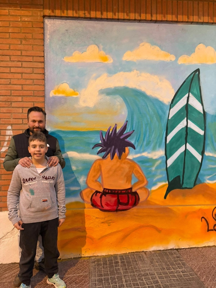 La playa de Gijón y el surf familiar inspiran el nuevo mural de un niño de Santa Marta | Imagen 1