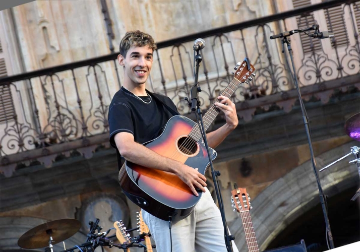 Nel Rodr&iacute;guez, ganador del IV Concurso Municipal de Bandas de Salamanca (2023), en la Plaza Mayor