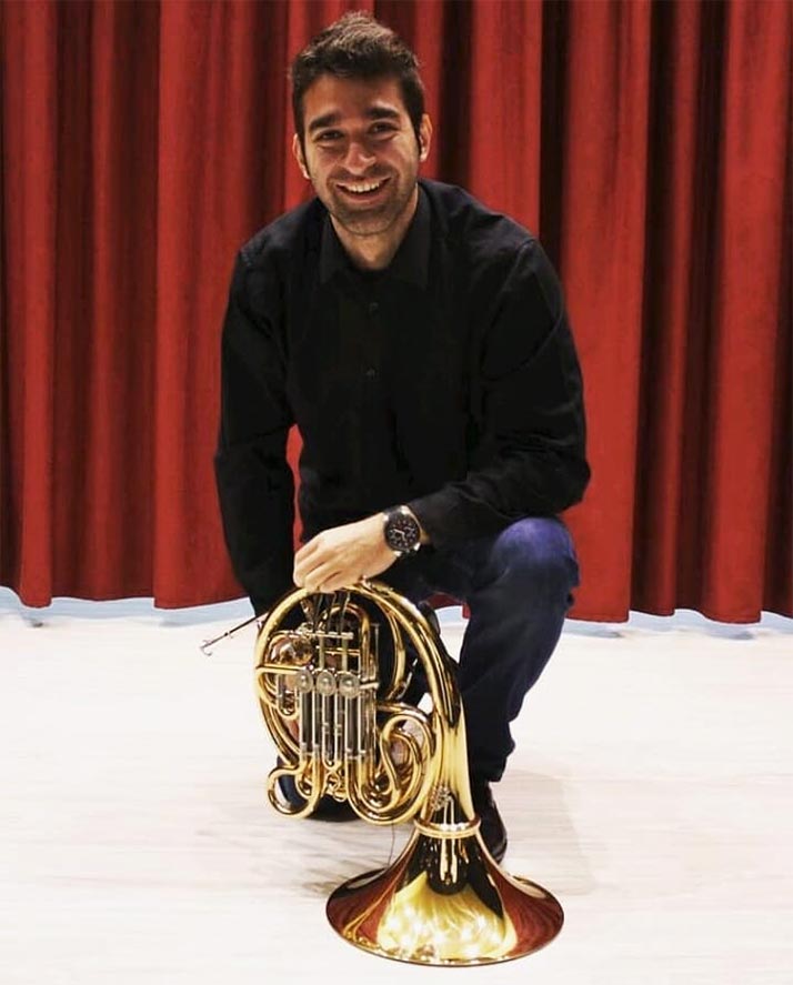 Olaf Jim&eacute;nez posando con la trompa