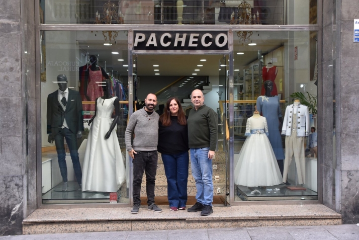 La familia Pacheco, tres d&eacute;cadas como referente de los trajes de ceremonia: "Hemos vestido de novia a clientas a las que vendimos su traje de comuni&oacute;n" | Imagen 1