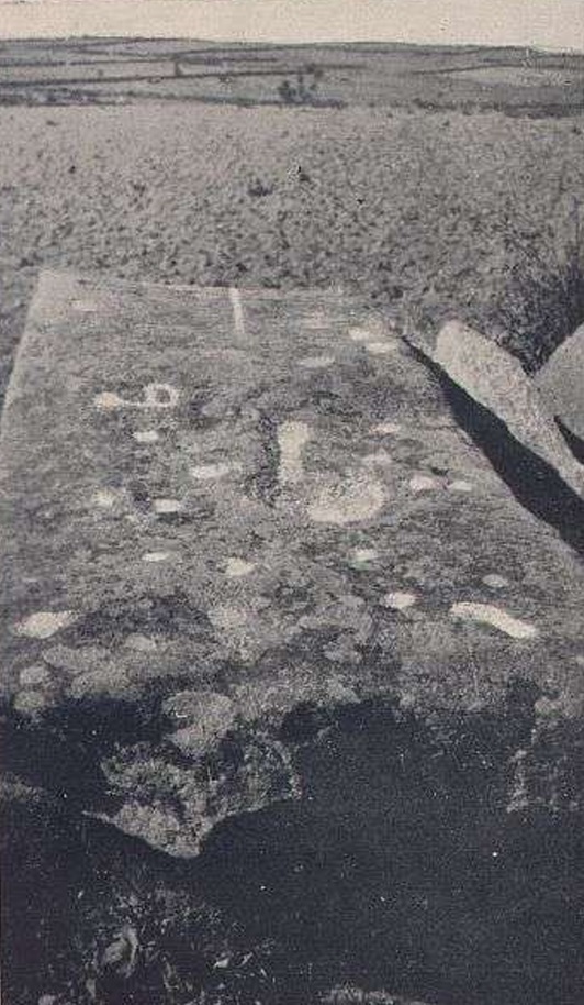 Piedra con grabados del dolmen del Lumbo de Valdesancho que cubría parte de la galería.