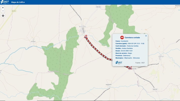 Cortada al tr&aacute;fico la carretera DSA-551 en Brincones por el desbordamiento de la rivera | Imagen 1