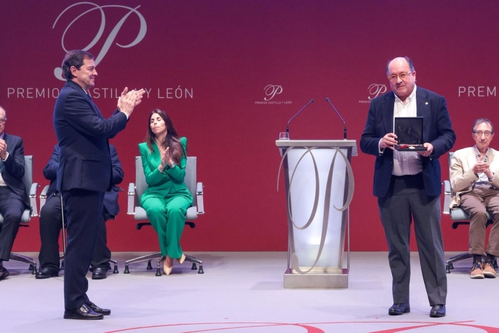 V&Iacute;DEO | Emotivo recuerdo a Mar&iacute;a Caama&ntilde;o en los Premios CyL: "Su sonrisa deja una huella imborrable que sigue llenando de luz a Castilla y Le&oacute;n"  | Imagen 1
