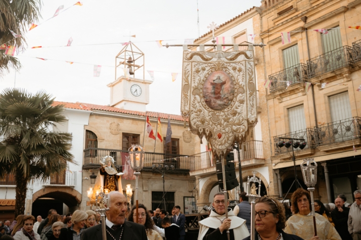 El estandarte del siglo XIX de la Hermandad de Santa Teresa vuelve a las calles de Alba | Imagen 1
