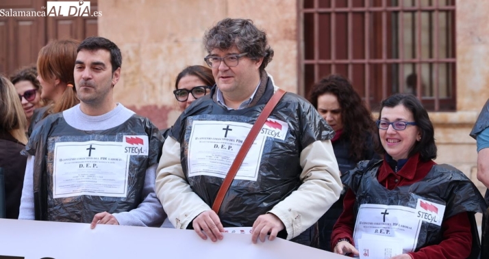 Entierro simb&oacute;lico en el Patio de Escuelas con el que los docentes laborales de la USAL exigen su tercer convenio | Imagen 1