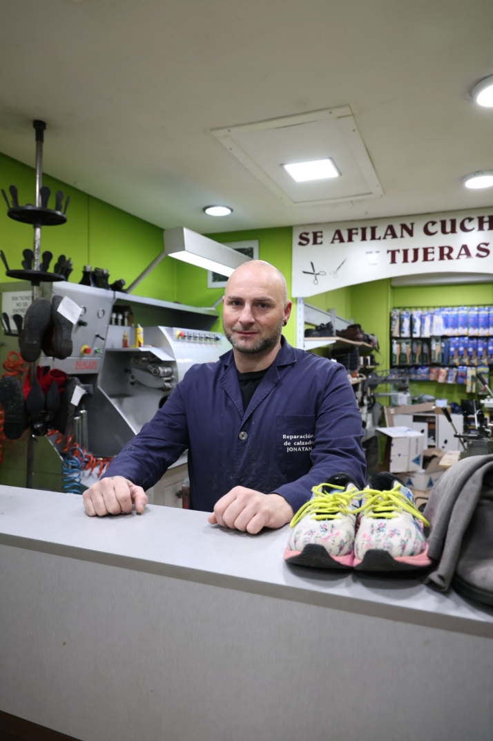 Jonatan Aparicio: "Llevo 24 a&ntilde;os en el oficio de zapatero pero esto tiende a la desaparici&oacute;n"  | Imagen 3