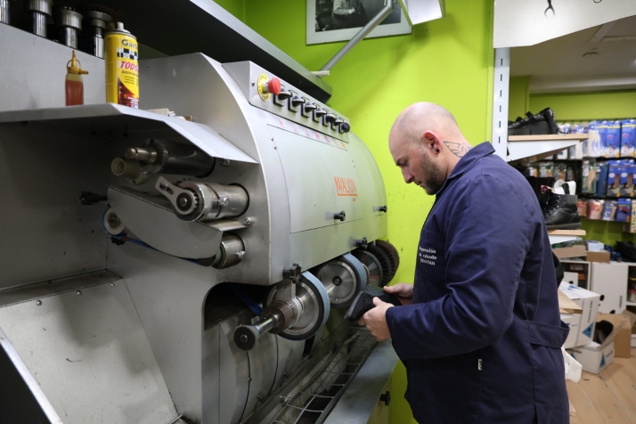 Jonatan Aparicio: "Llevo 24 a&ntilde;os en el oficio de zapatero pero esto tiende a la desaparici&oacute;n"  | Imagen 1