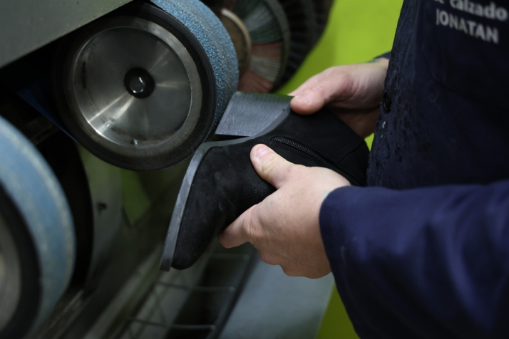 Jonatan Aparicio: "Llevo 24 a&ntilde;os en el oficio de zapatero pero esto tiende a la desaparici&oacute;n"  | Imagen 2