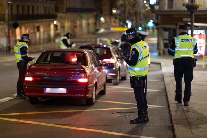 V&Iacute;DEO y FOTOS | Una noche de patrulla con la Polic&iacute;a Local de Salamanca: "Trabajamos cuando la ciudad duerme y descansamos cuando vive" | Imagen 4