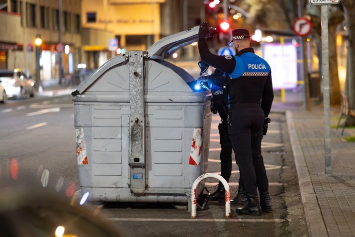 V&Iacute;DEO y FOTOS | Una noche de patrulla con la Polic&iacute;a Local de Salamanca: "Trabajamos cuando la ciudad duerme y descansamos cuando vive" | Imagen 2