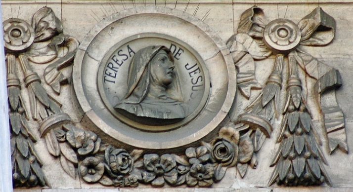 El medall&oacute;n de santa Teresa entre los grandes literatos, en la Biblioteca Nacional de Madrid