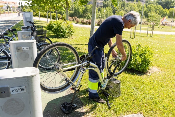 V&Iacute;DEO | El servicio de mantenimiento de Salenbici reubica y repara las bicicletas los 365 d&iacute;as del a&ntilde;o | Imagen 3