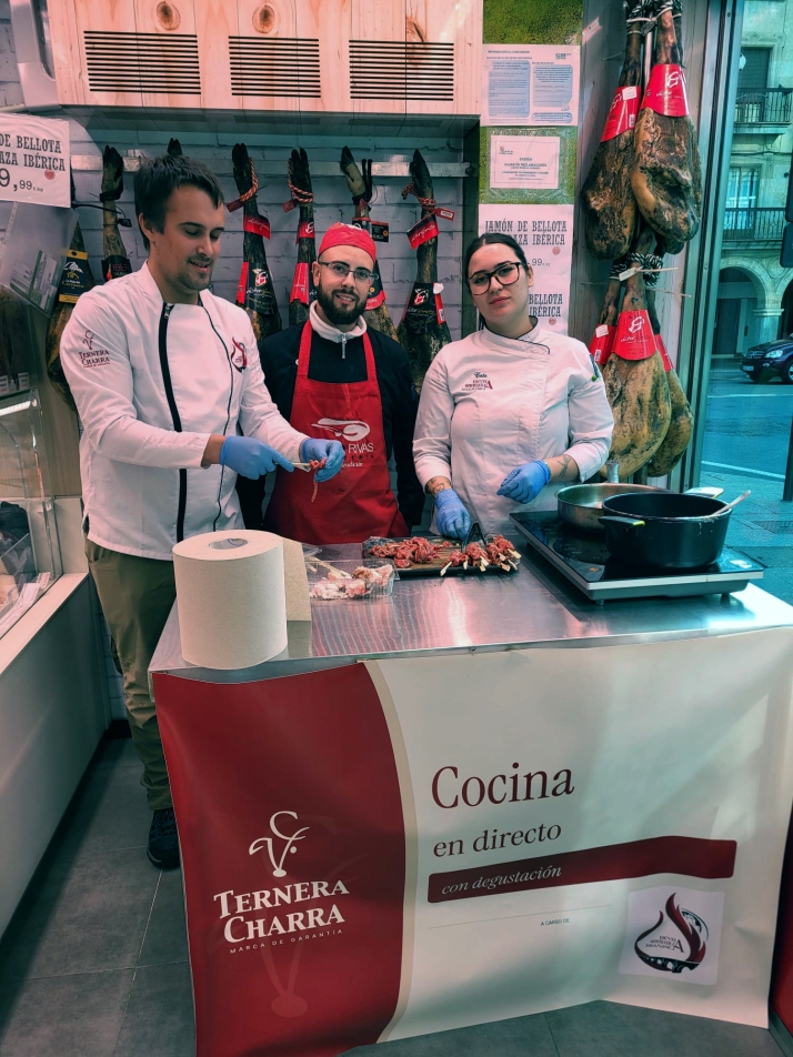 Ternera Charra convierte las carnicerías en cocinas en directo | Imagen 2