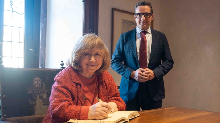 La Nobel de Literatura, Svetlana Aleksiévich, alerta en Salamanca del retroceso de las democracias | Imagen 2