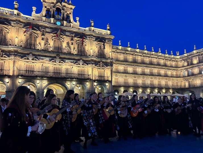 La Tuna Femenina de la Universidad de Salamanca, 30 años rompiendo moldes: "Esto es casi como una familia" | Imagen 2