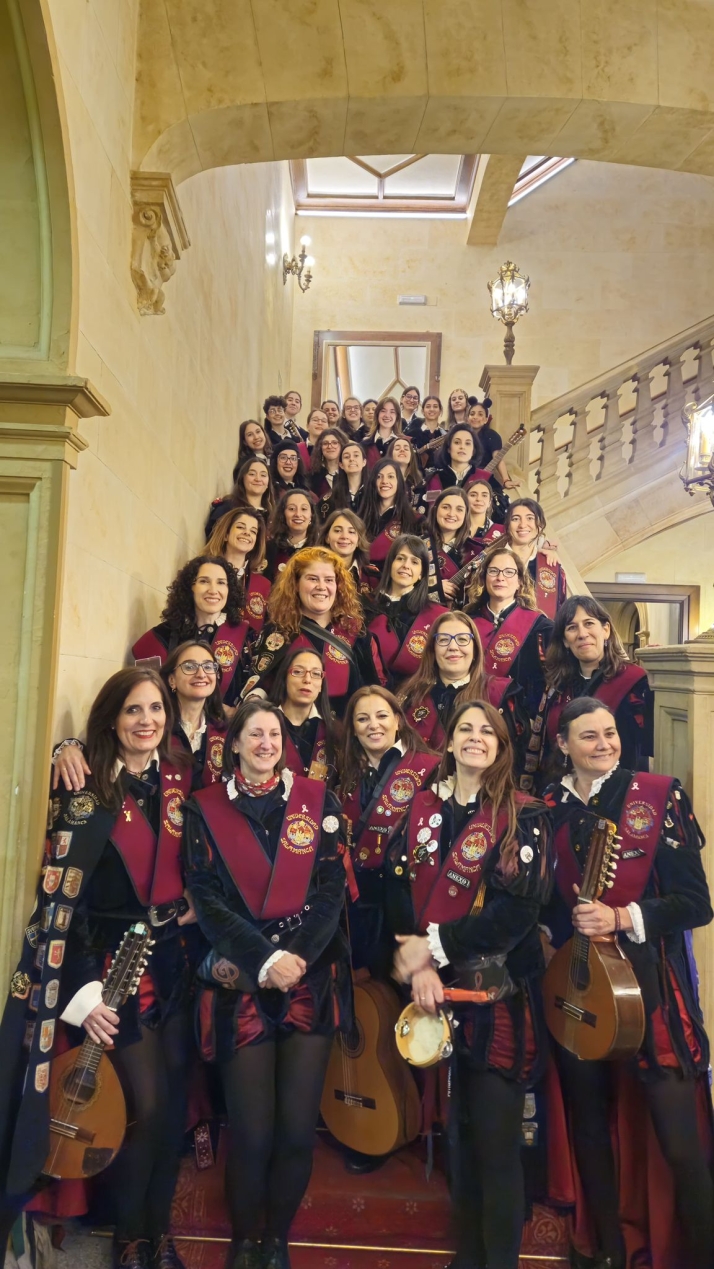 La Tuna Femenina de la Universidad de Salamanca, 30 años rompiendo moldes: "Esto es casi como una familia" | Imagen 1