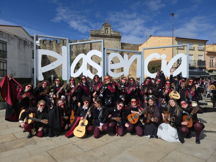 La Tuna Femenina de la Universidad de Salamanca, 30 años rompiendo moldes: "Esto es casi como una familia" | Imagen 3