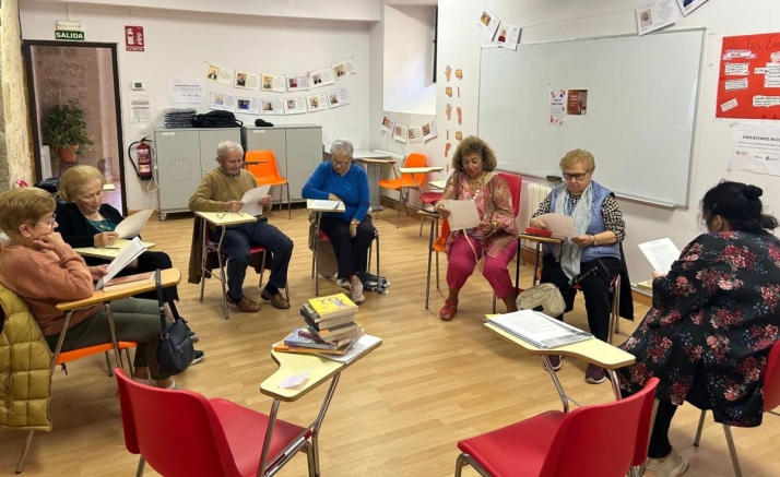 Los mayores de C&aacute;ritas se ponen las &lsquo;gafas plateadas&rsquo; con motivo del D&iacute;a del Libro | Imagen 1