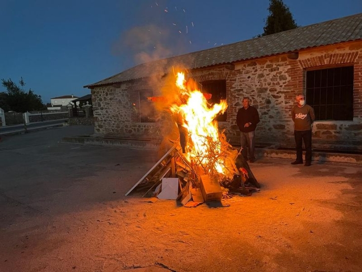 Galinduste celebra con fuego la festividad de San Juan | Imagen 1