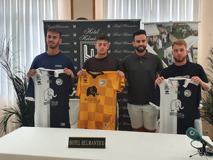 Casa&ntilde;: "La idea ser&iacute;a buscar otro delantero sub23 para doblar posiciones en Unionistas" | Imagen 1