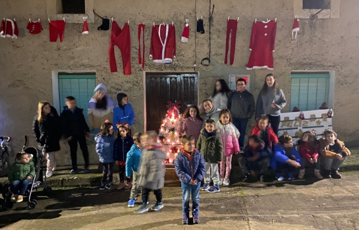 Una treintena de ni&ntilde;os disfrutan de una fiesta navide&ntilde;a en Robleda | Imagen 1