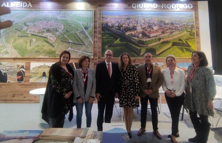 Feij&oacute;o se pasa por el stand mirobrigense en FITUR | Imagen 1