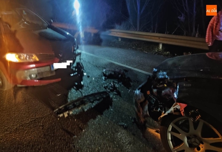Dos veh&iacute;culos impactan en el cruce de &Aacute;gueda al invadir uno de ellos el carril contrario | Imagen 1