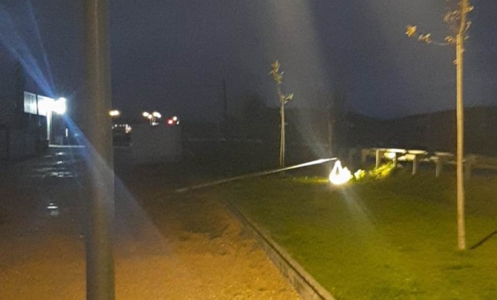 Al suelo una de las farolas del Paseo Verde | Imagen 1