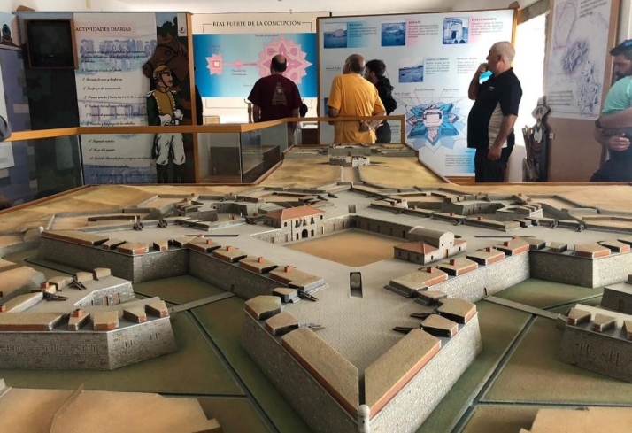 Unas 25 personas caminan en familia por Aldea del Obispo y su entorno | Imagen 1