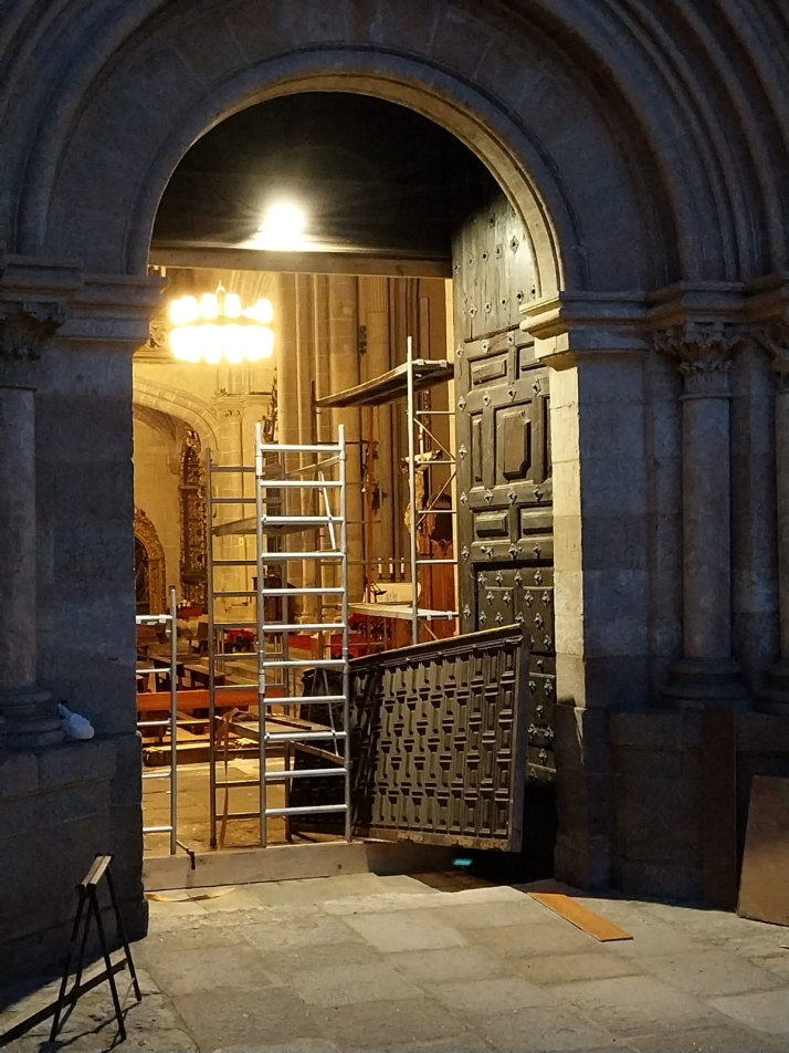 En proceso de restauraci&oacute;n la cancela de la Puerta de las Cadenas de la Catedral | Imagen 1