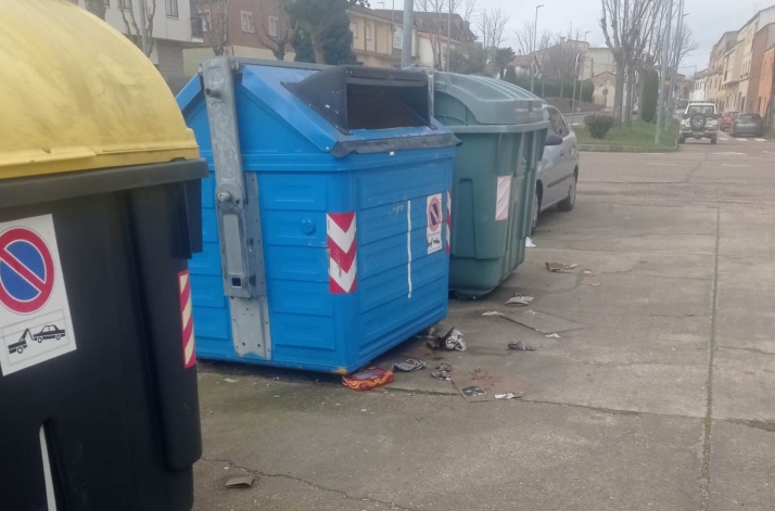 Vecinos de la Avenida de B&eacute;jar denuncian la suciedad esparcida junto a sus contenedores | Imagen 1