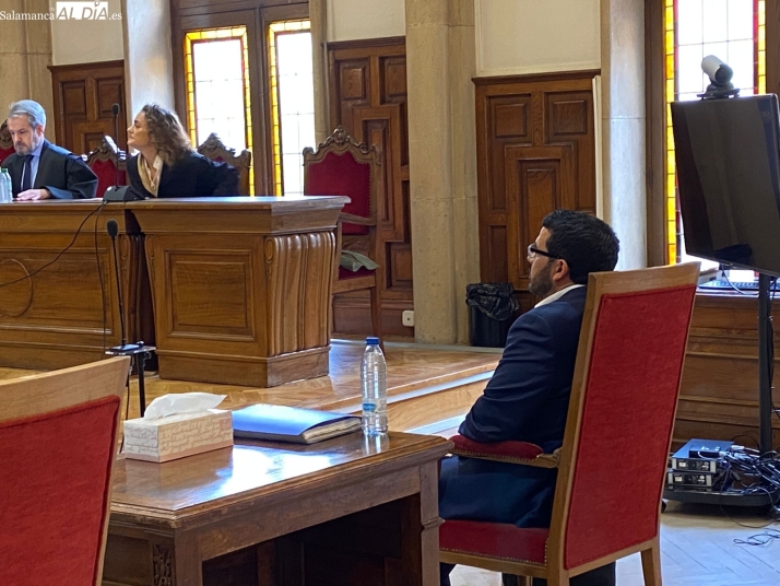 Fuentes, ex asesor del Ayuntamiento de Salamanca, afirma que "nunca he dicho que fuera" licenciado en Econ&oacute;micas y asegura que "el alcalde miente" | Imagen 1