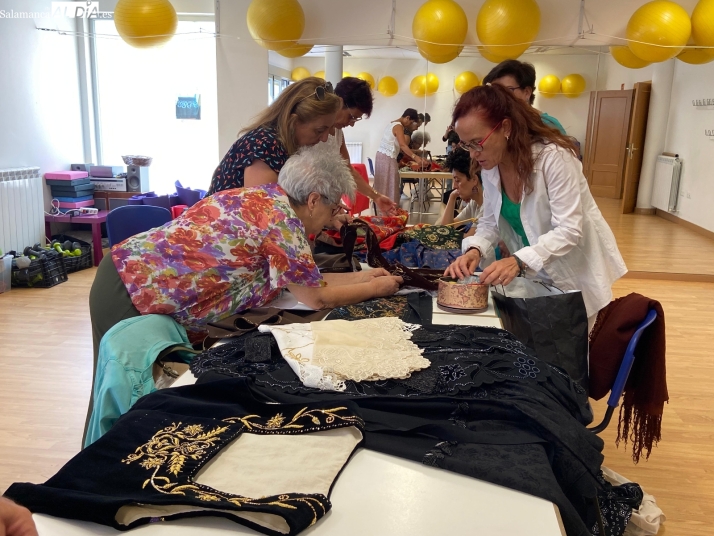 FOTOS | "Restaurar es la mejor escuela": los talleres que salvan del olvido las joyas del traje charro | Imagen 2