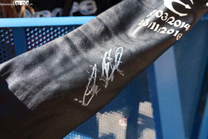 Laura, la salmantina que lleva desde las ocho de la ma&ntilde;ana en la Plaza Mayor para tener un sitio en primera fila para ver a Europe: "Es un sue&ntilde;o cumplido" | Imagen 1