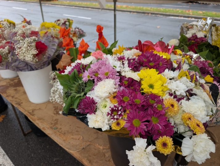 Floristas del cementerio: "Es una pena que la tradici&oacute;n vaya a menos. Los j&oacute;venes prefieren Halloween" | Imagen 1