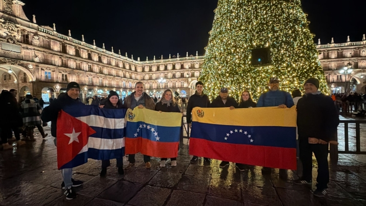 Los venezolanos de Salamanca celebran la ca&iacute;da de Maduro: "Son los mejores Reyes que vamos a tener" | Imagen 1